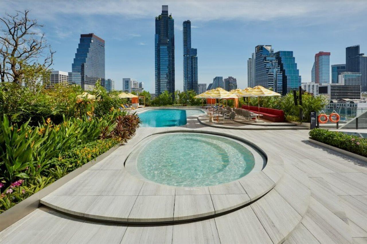 The Standard, Bangkok Mahanakhon Esterno foto The rooftop pool at the hotel