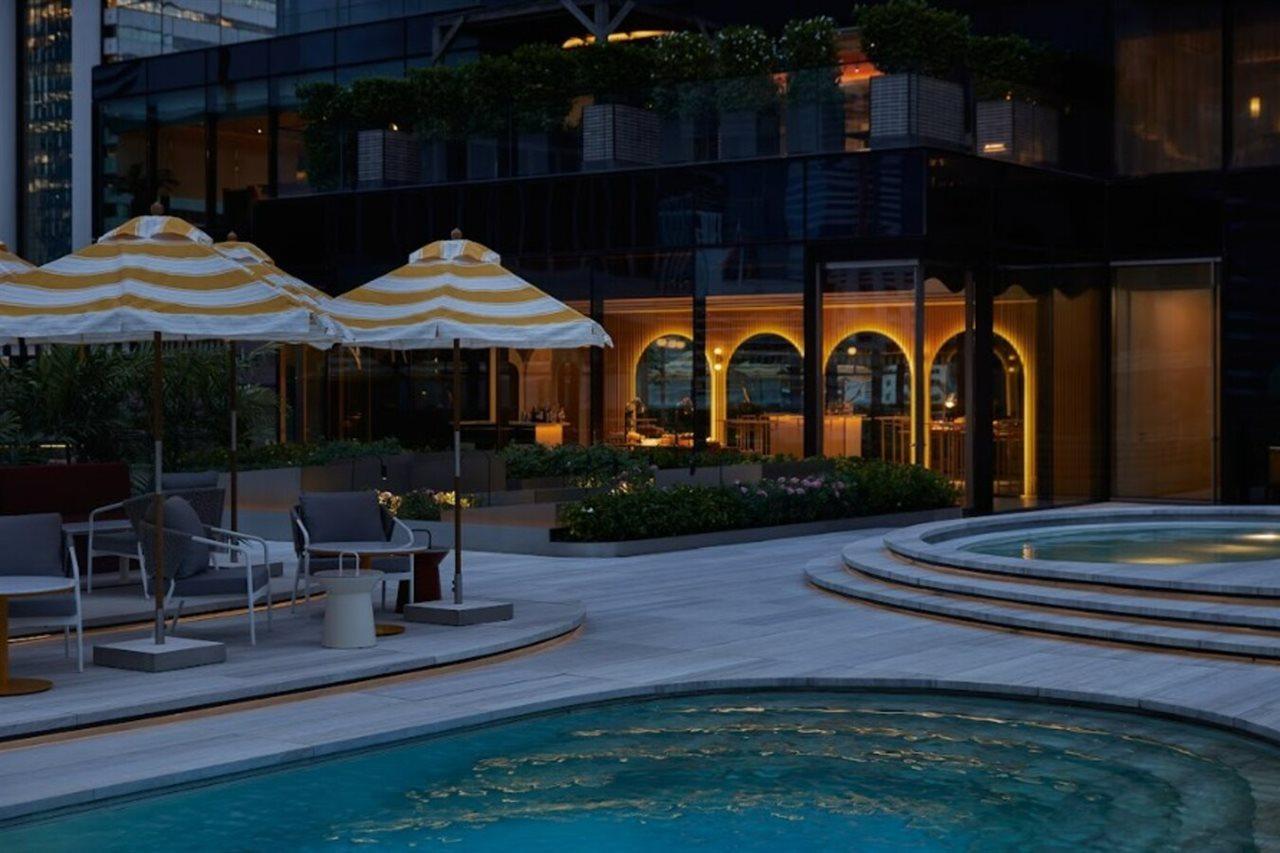 The Standard, Bangkok Mahanakhon Esterno foto The swimming pool at the hotel