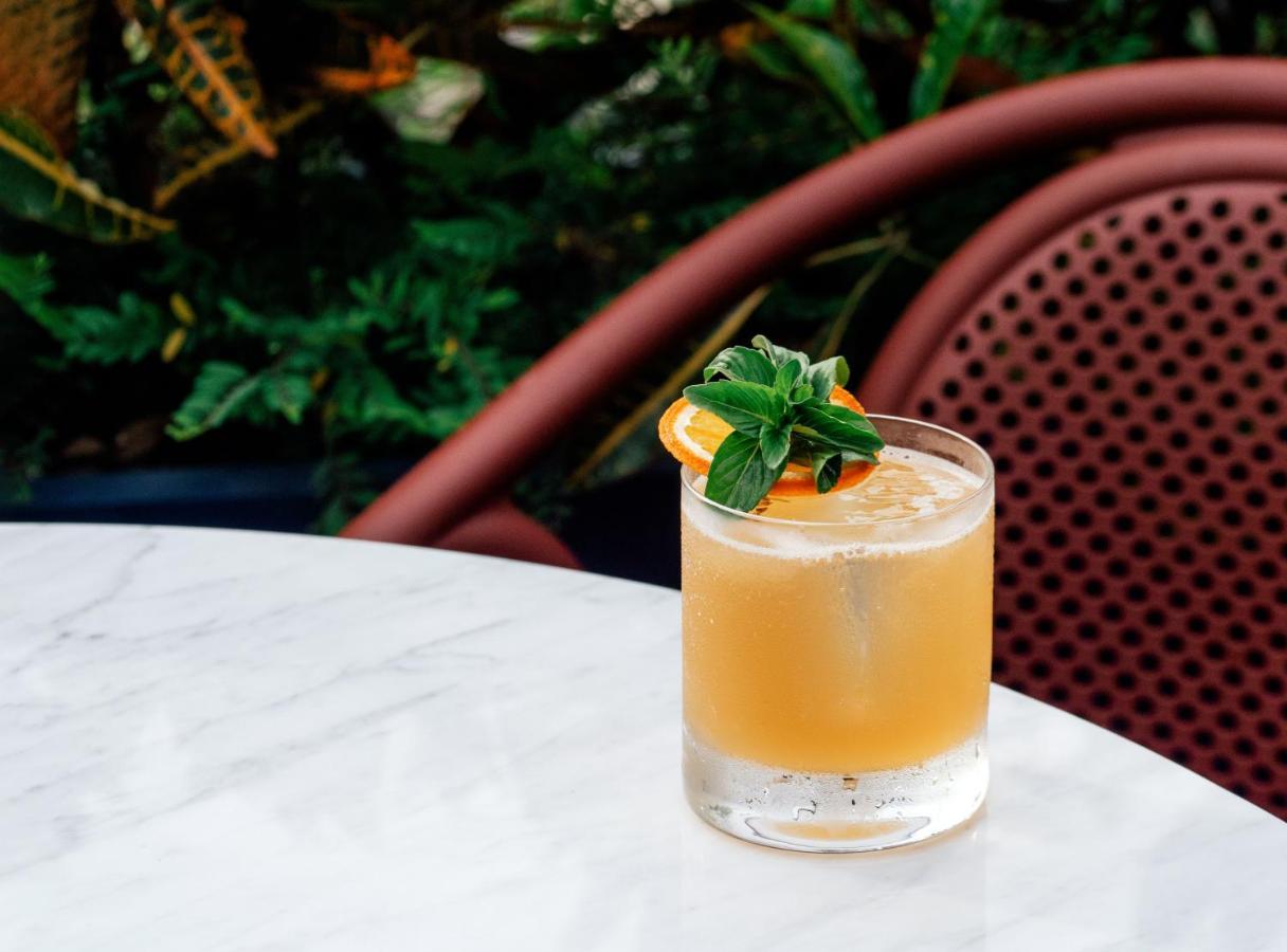 The Standard, Bangkok Mahanakhon Esterno foto A whiskey sour