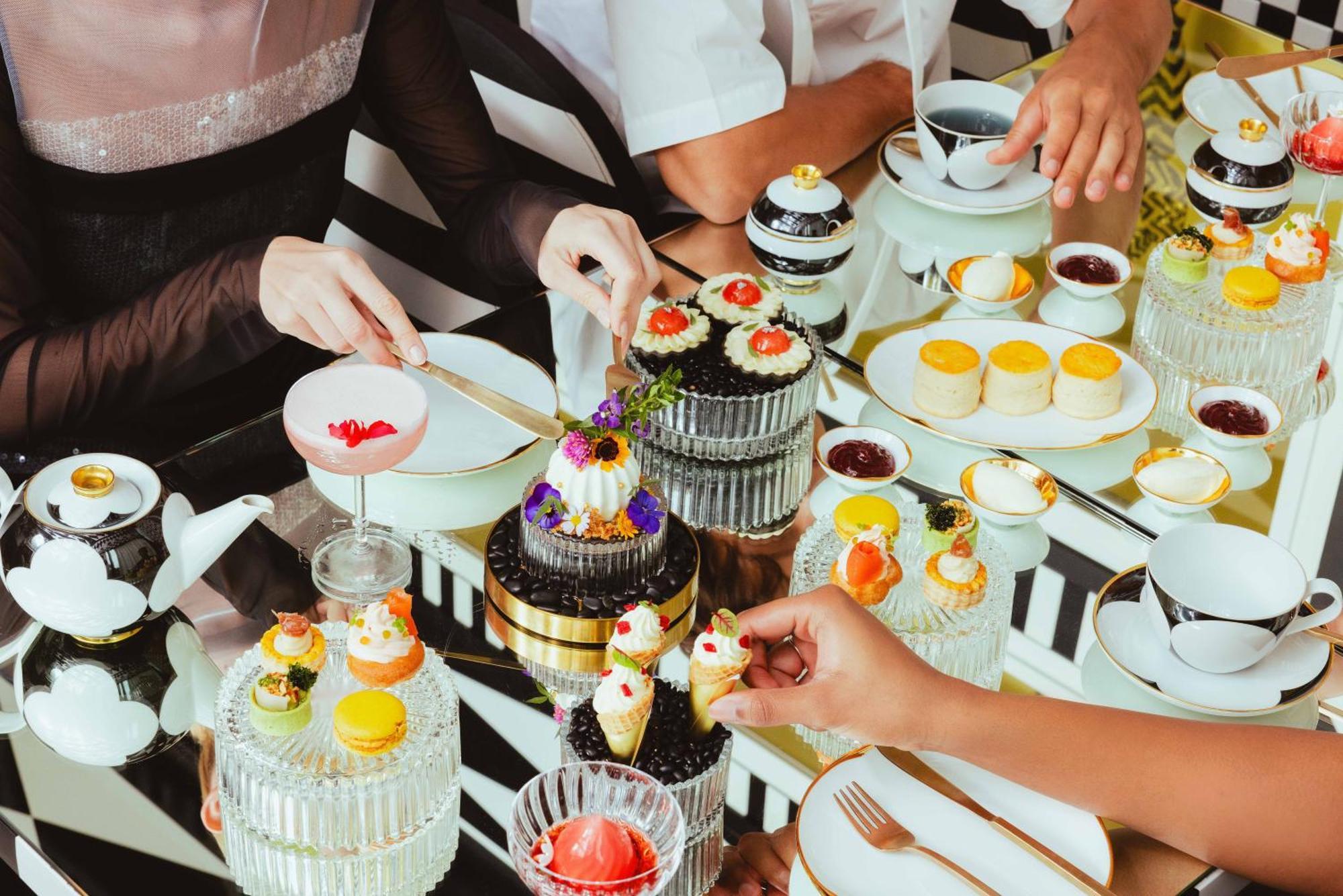The Standard, Bangkok Mahanakhon Esterno foto A selection of desserts